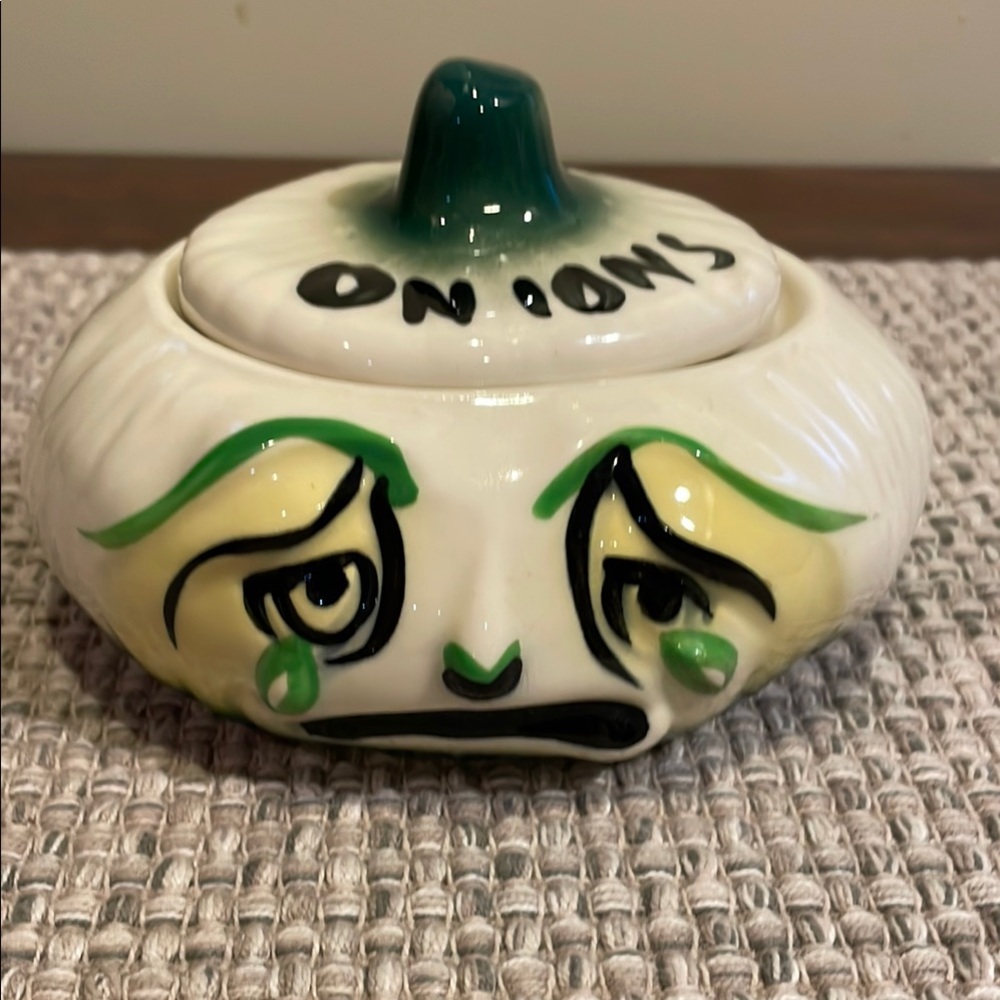 Vintage Ceramic Kitschy Retro Anthropomorphic Crying Onion Jar